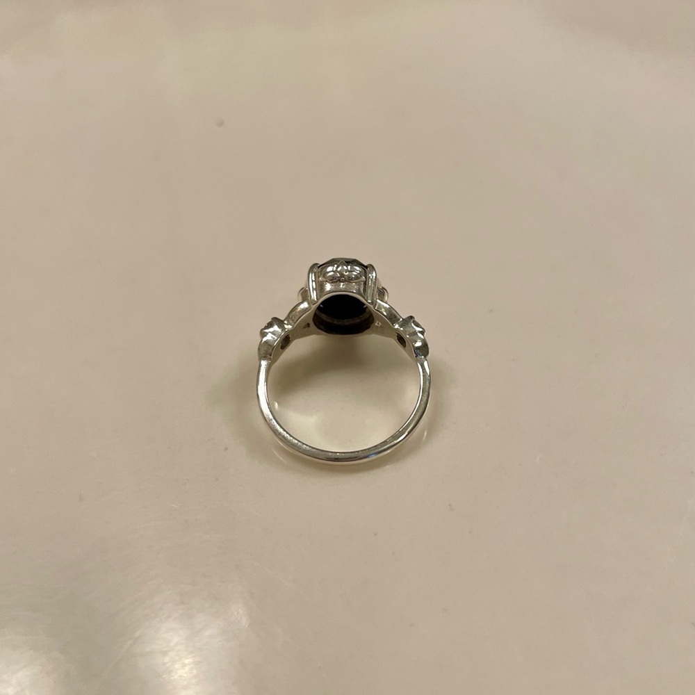 Elegant Silver and Black Onyx Women's Ring - Picture 3 of 6